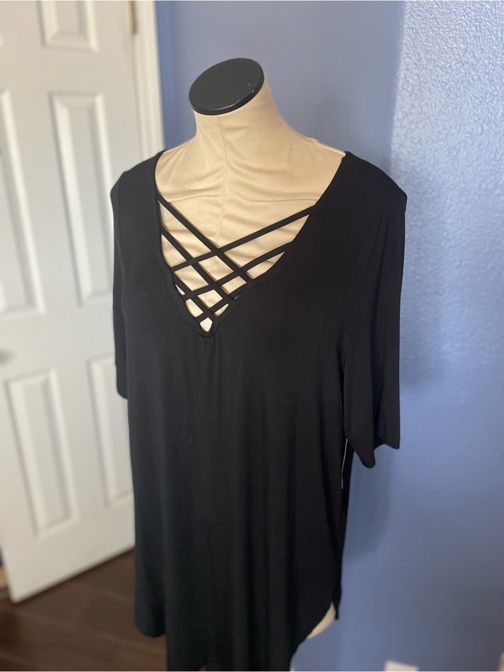 Torrid Black V-Neck Tunic with Crisscross Detail Size 1 - Picture 3 of 9